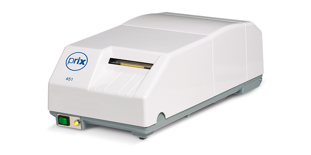 451 Impressora térmica de etiquetas, em formato de caixa branca com base cinza, botão verde e led indicador amarelo