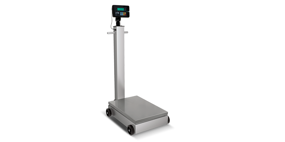 Balança 2124 com TI200, base em carbono, rodinhas para transporte, coluna em inox e visor numérico azul.