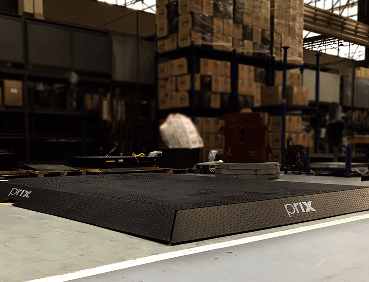 Balança de plataforma industrial da Toledo do Brasil instalada em um galpão logístico, demonstrando robustez e tecnologia Prix para pesagem de alta precisão.