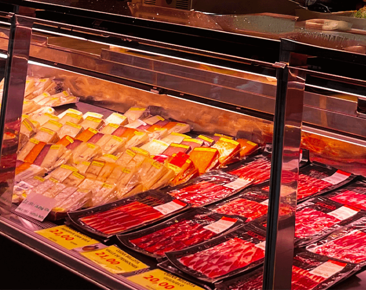 Frios fatiados com precisão por fatiadores automáticos e semiautomáticos Toledo Prix, ilustrando a diferença de produtividade e qualidade discutida no guia de escolha.