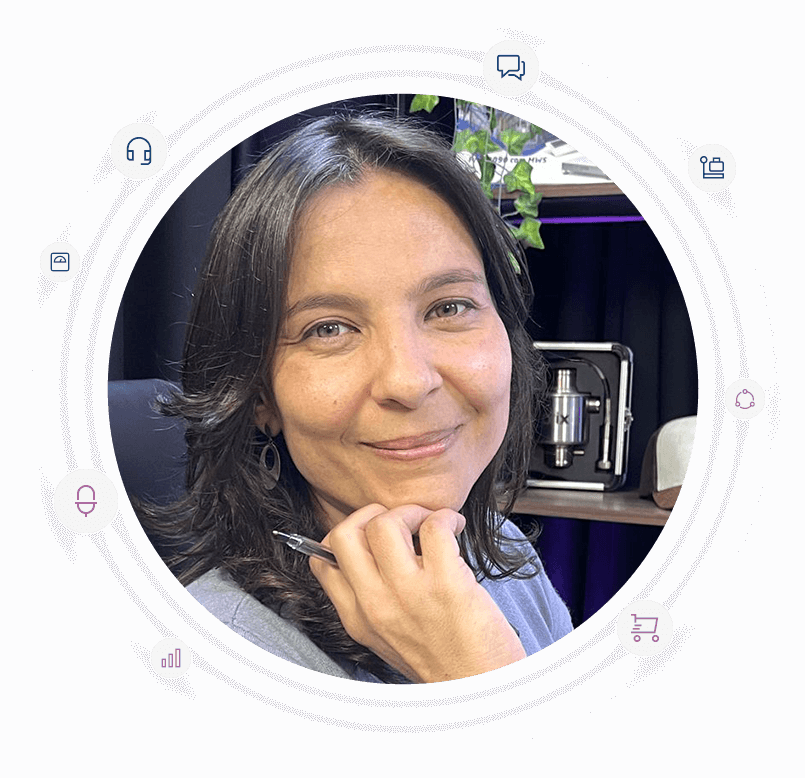 Close da psicóloga Cíntia Arruda sorrindo e segurando uma caneta, emoldurada por círculo preto com ícones de gestão e comunicação. Podcast Vozes de Peso sobre Saúde Mental e NR-1.