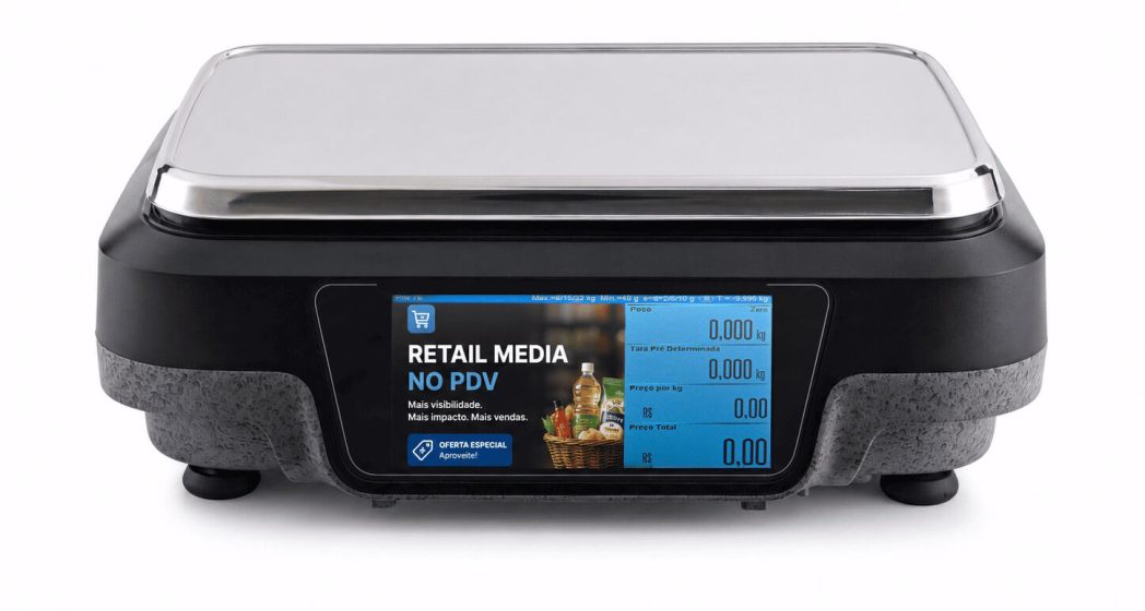 Balança Prix 7E com display do consumidor exibindo campanha de Retail Media no ponto de venda.