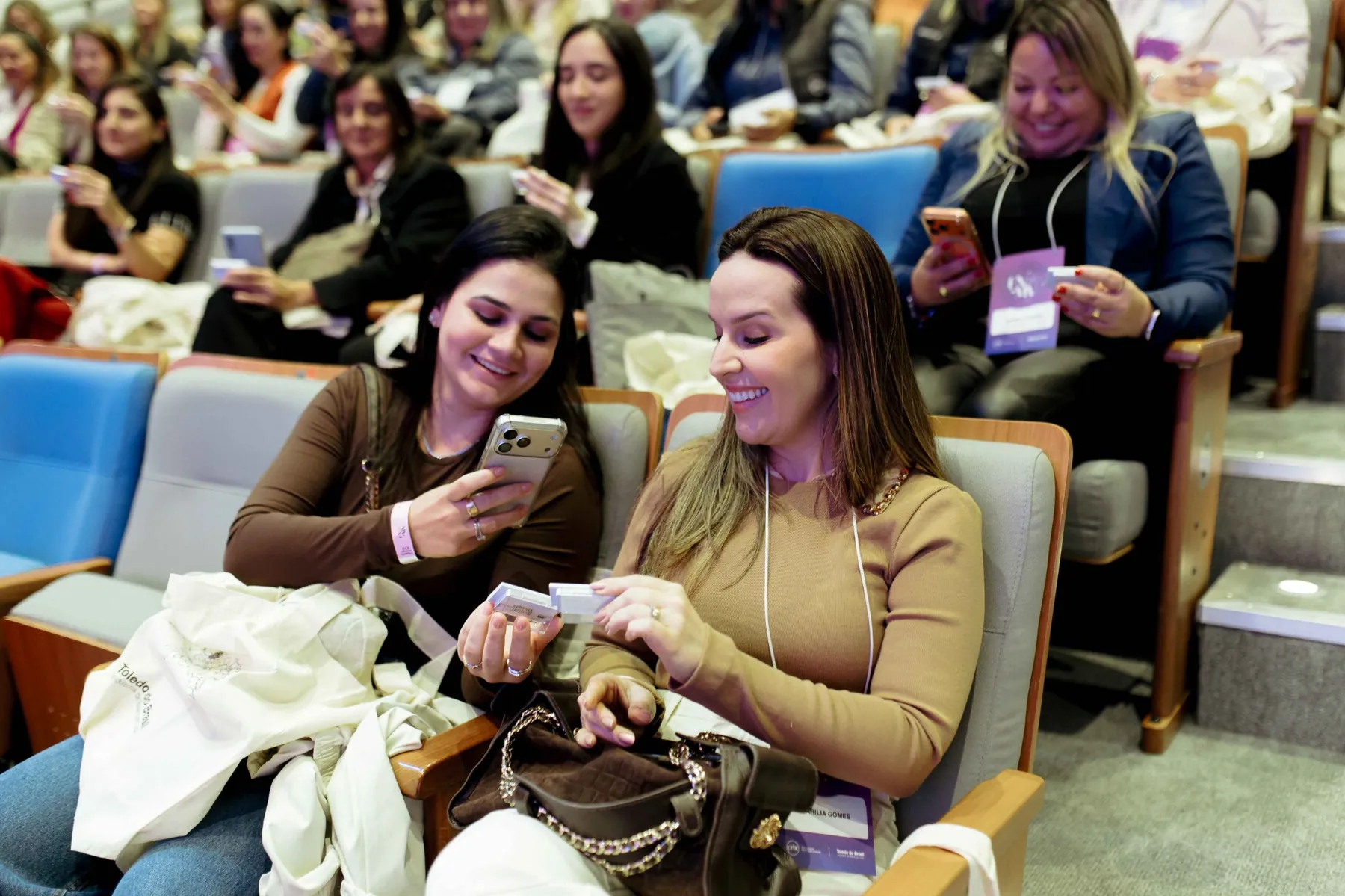 Participantes interagem durante o Fórum Nacional de Mulheres no Varejo
