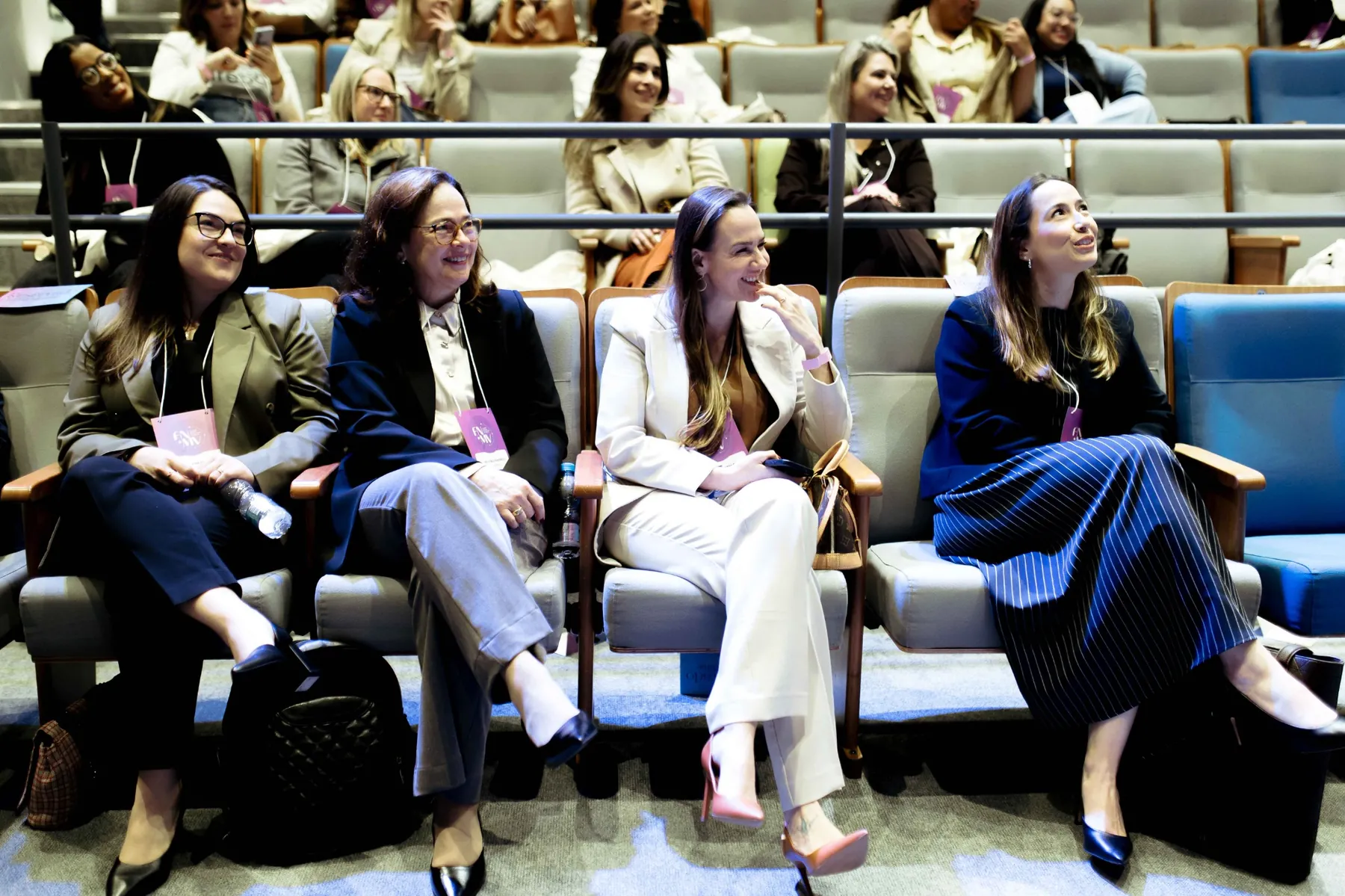 Participantes acompanham palestra no Fórum Nacional de Mulheres no Varejo