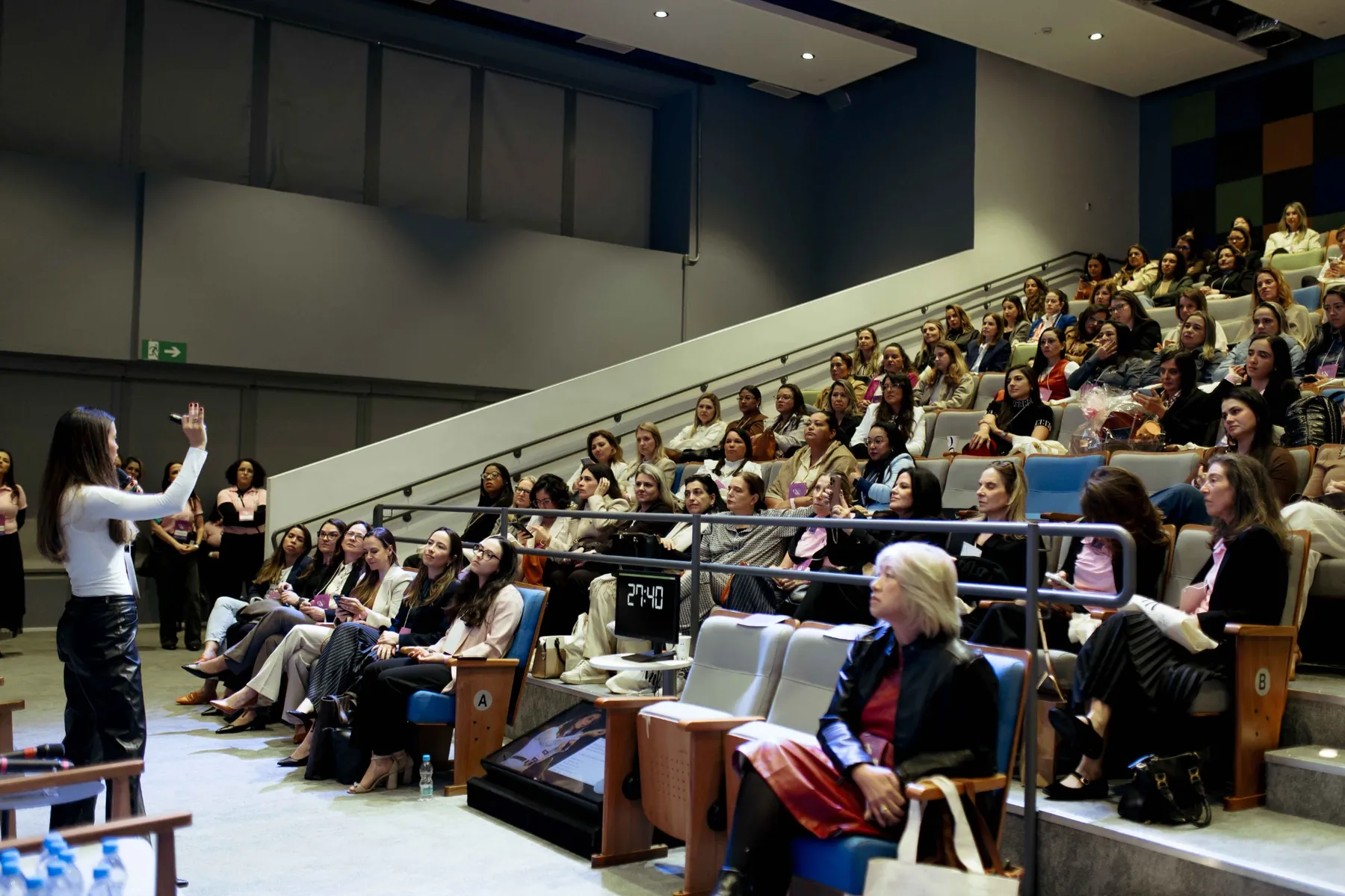 Público acompanha apresentação no Fórum Nacional de Mulheres no Varejo em auditório