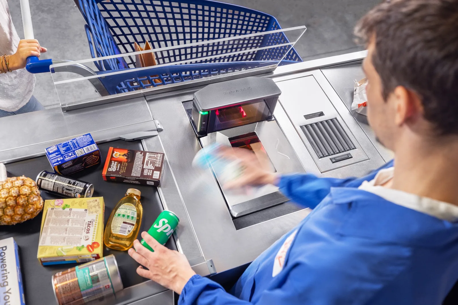Leitor bi-óptico Magellan 9550i em operação no checkout de supermercado