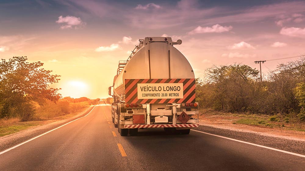 Caminhão posicionado sobre uma plataforma prolongada de balança rodoviária
