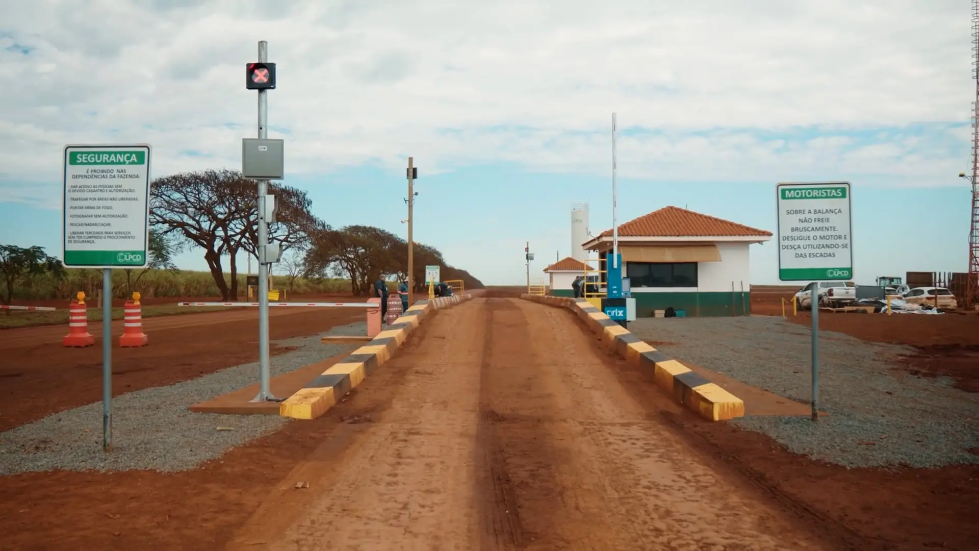 Controle de acesso em balança rodoviária Prix com semáforos, cancelas, câmeras e Sistema Guardian