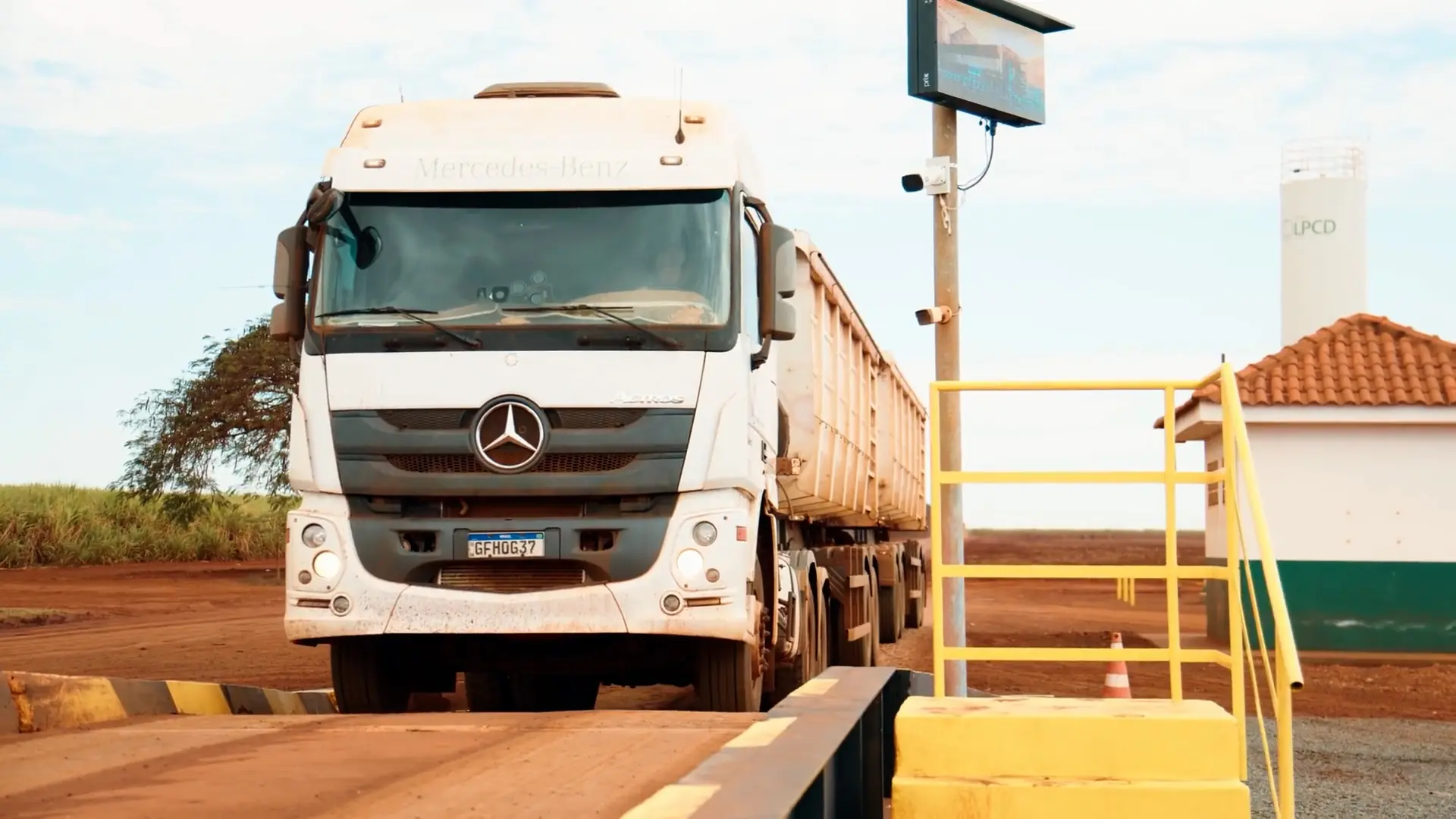 Caminhão em pesagem sobre balança rodoviária Prix integrada ao Sistema Guardian