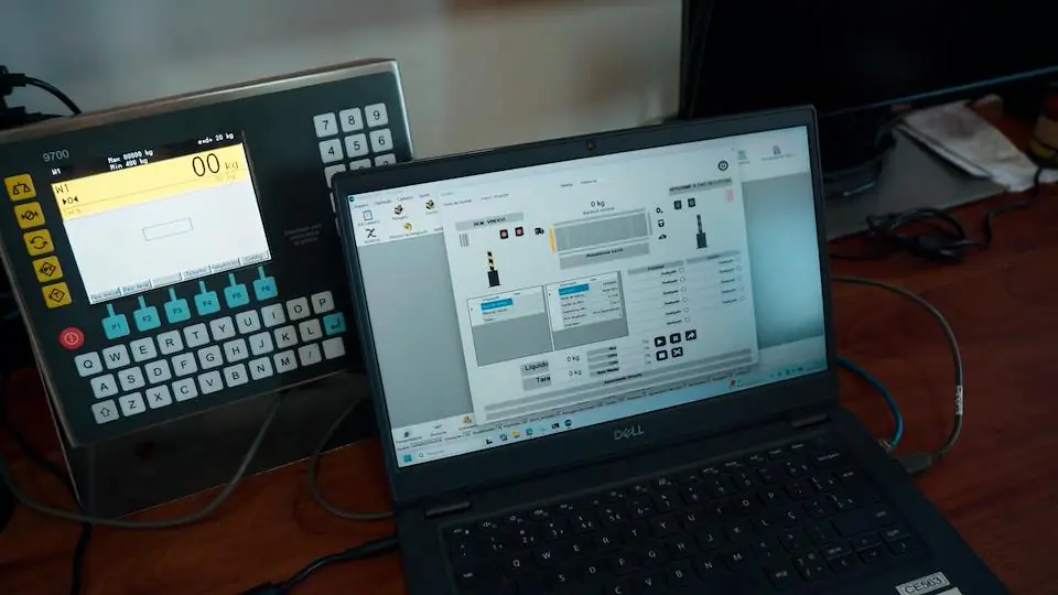Terminal de pesagem Prix 9700 ao lado de notebook com software Guardian