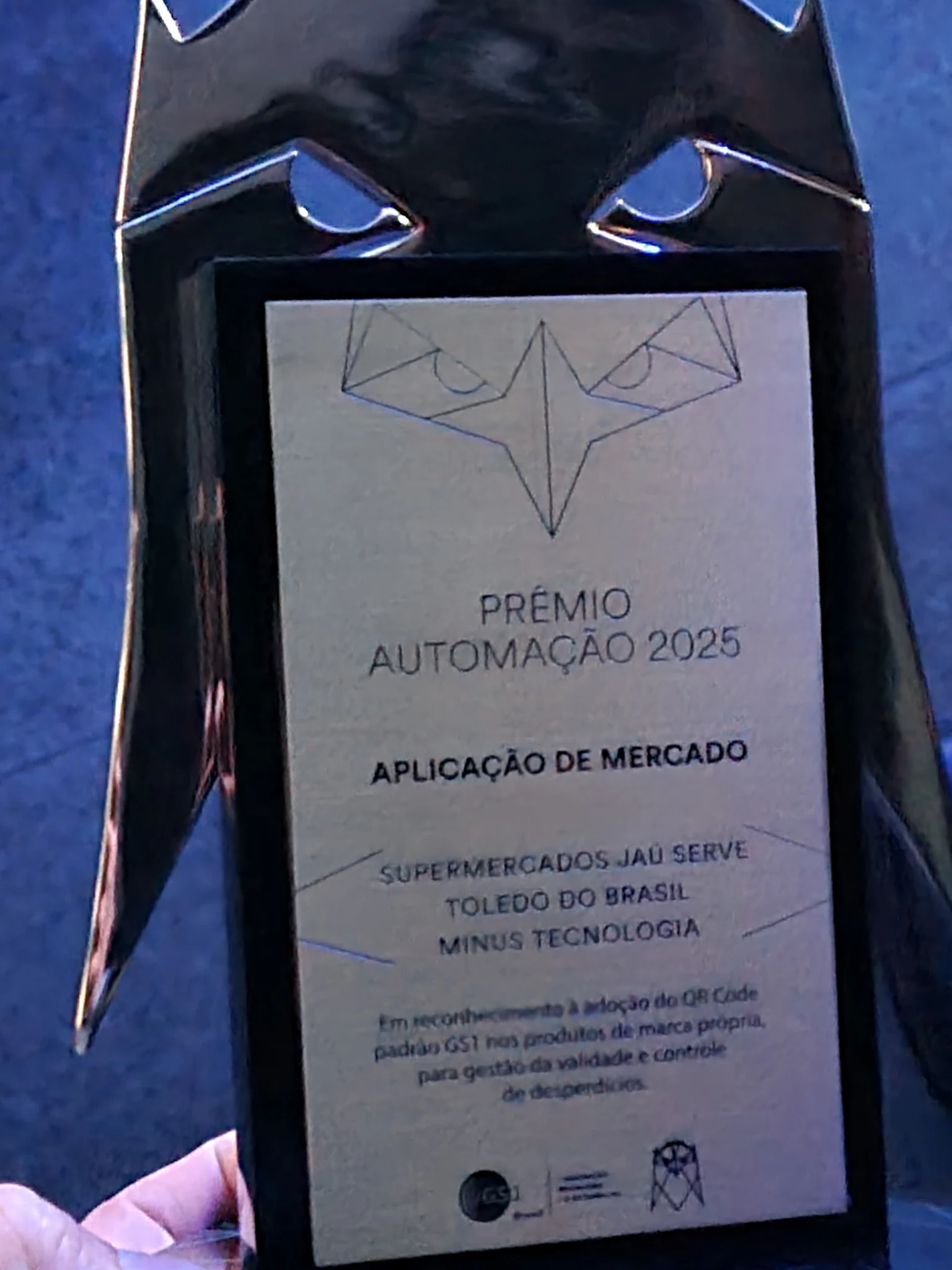 Troféu Automação da GS1 pelo projeto de controle de validade da Jaú Serve
